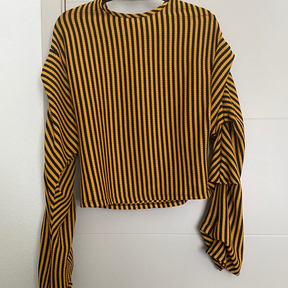Stripped asymmetric sleeve top